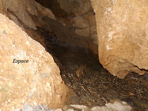 Источник Узень-Баш верхний. Вода в пещерке. Март 2015 г.