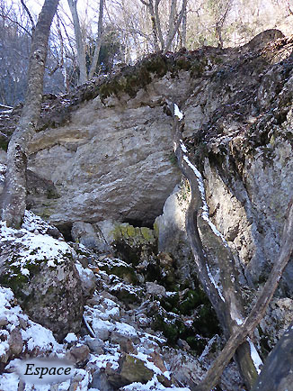Источник Узень-Баш верхний. Вид на пещеру. Март 2015 г.