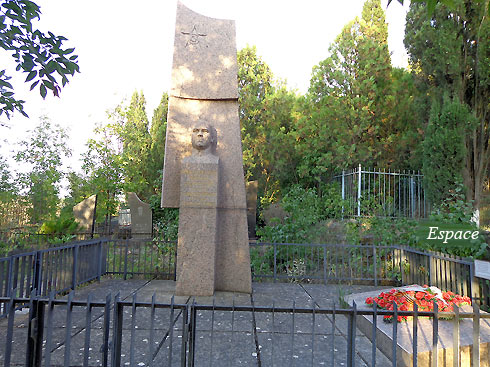 Могила М.А.Македонского на кладбище в Щебетовке