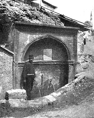 Фонтан под Пятачком не позже 1911г. Фото Бертье-Делагарда.