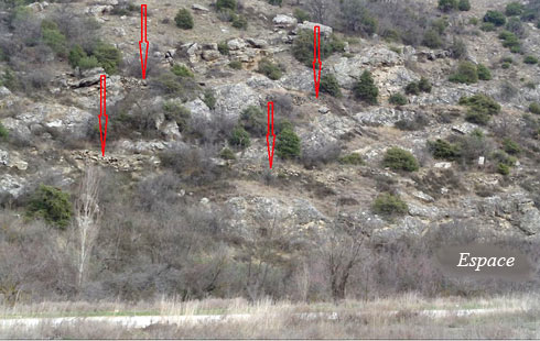 Остатки верхнего и нижнего желобов на склоне Айазма-Каи