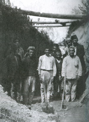 Турецкие работники на строительстве ирригационного канала в Криничках. Архив Г.Санфорда.